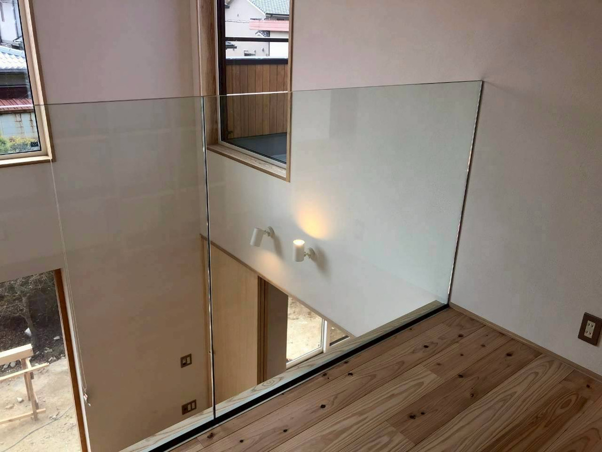 個人住宅内のガラスフェンス